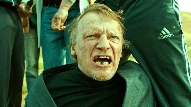 За «Витьку Чеснока» Хант получил премию «Ника» | Источник: кадр из фильма «Как Витька Чеснок вез Леху Штыря в дом инвалидов» (18+), 2017 год, режиссер Александр Хант