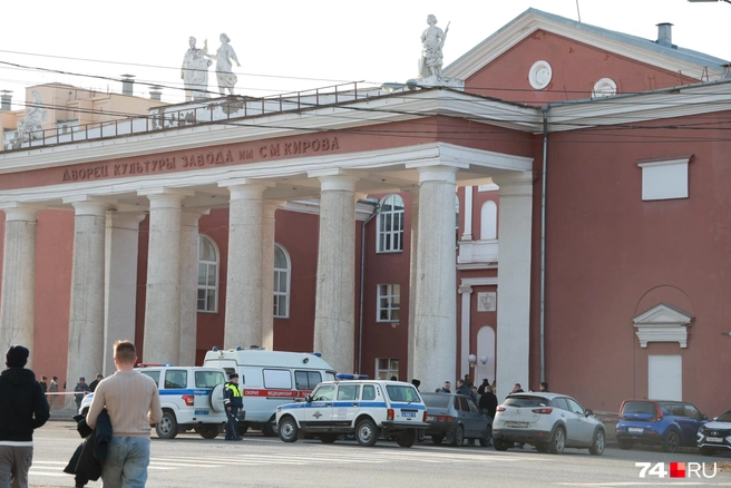 Встречу с коллективом завода назначили в доме культуры, где есть достаточно большой зал | Источник: Михаил Шилкин 