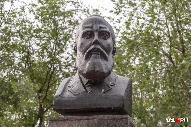 Памятник предназначался Василию Лапшину, но увековечили в нем совсем другого человека | Источник: Константин Завриков / V1.RU