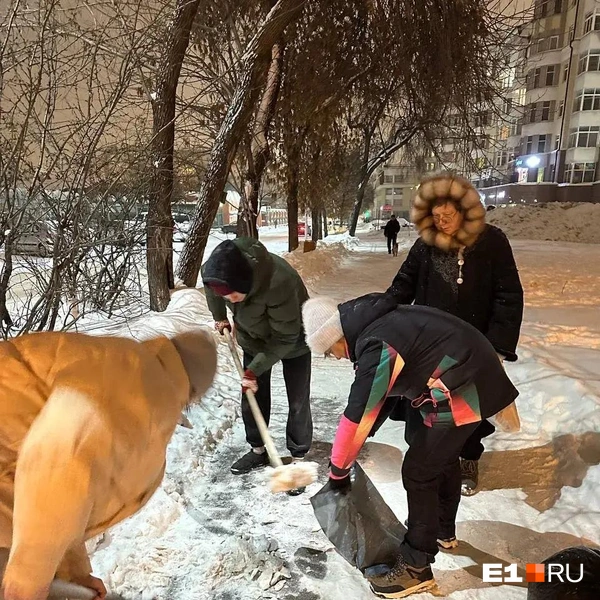 Убирать все приходится неравнодушным местным жителям | Источник: Читатель E1.RU