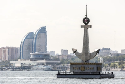 В Волгограде памятник волжским речникам убрали на зимовку