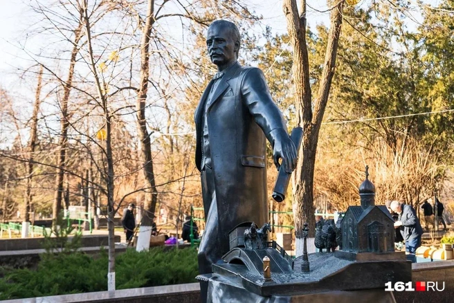 Памятник Андрею Байкову стоит в Парке Горького | Источник: Евгений Вдовин / 161.RU