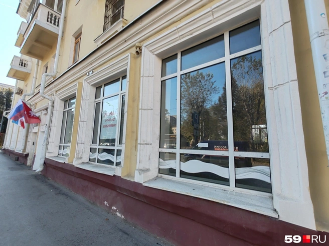 В здании на 25 Октября об «Оптиме» до сих пор напоминают фрагменты уже выцветшего оформления витрин: новый арендатор сюда пока не въехал | Источник: Марина Кузнецова / 59.RU