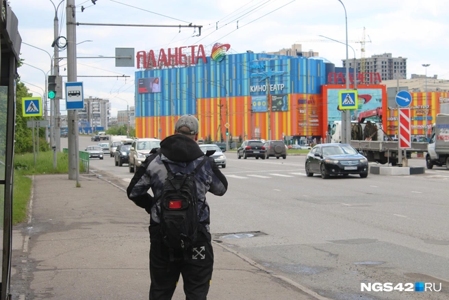 Торгово-развлекательный центр расположен в паре сотен метров от жилых домов | Источник: Игорь Епифанцев / NGS42.RU