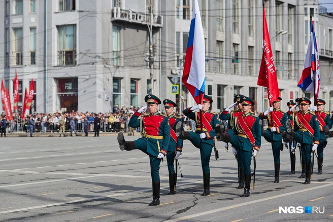 Ровно в 10:00 на главную площадь Новосибирска вынесли флаги Российской Федерации, вооруженных сил и знамя Победы. Возглавил знаменную группу заместитель командира ботальона | Источник: Александр Ощепков / NGS.RU