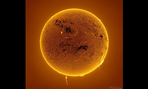 Посмотрите, как из Солнца вырывается столб плазмы: 4 космически красивых фото звезды