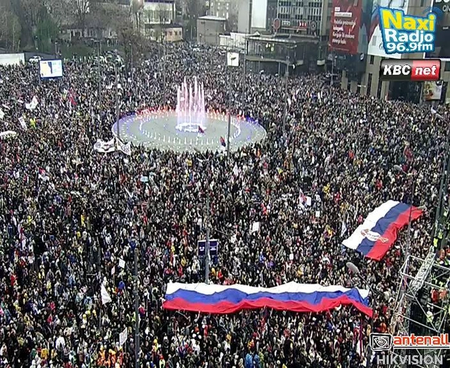 Студенты и тракторы. В Белграде десятки тысяч человек собрались на акцию протеста | Источник: сербские онлайн-камеры