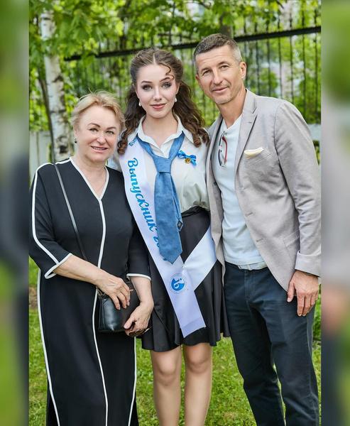Дочери Александра Абдулова и Юлии Началовой окончили школу: куда хотят поступать звездные дети
