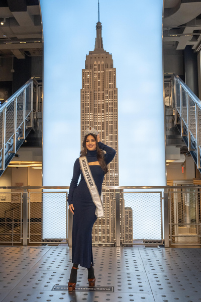 «Мисс Вселенная» в платье-чулке и туфлях на гигантской платформе приехала покорять США