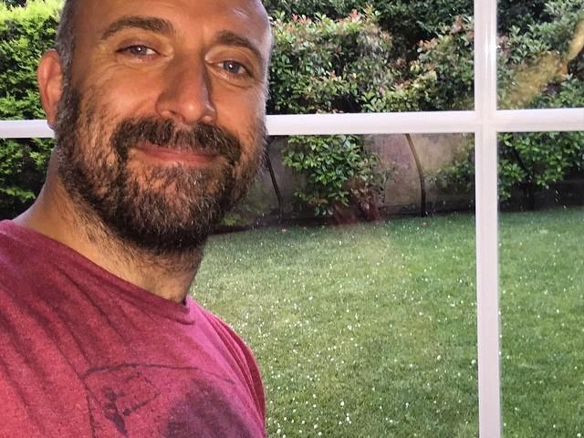 Известный актер любит природу и восхищается дождем | Источник: halitergencresmi / Instagram (экстремистская организация, деятельность запрещена на территории РФ)