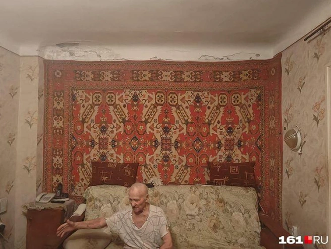 Дедушку, который оставался в разрушенном доме, все же перевезли | Источник: читатель 161.RU