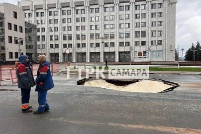 Провал асфальта возле самарского белого дома