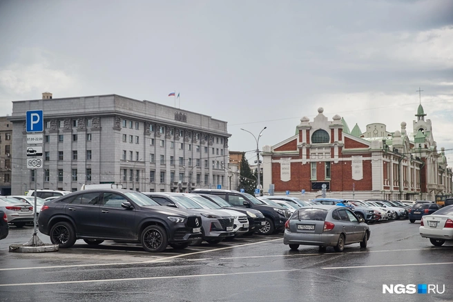 Эксперты отмечают, что проблему с улицами, заставленными автомобилями, могут решить платные парковки | Источник: Александр Ощепков / NGS.RU