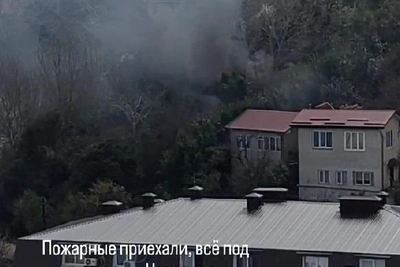 Два строения сгорели на улице Поселковой в Сочи