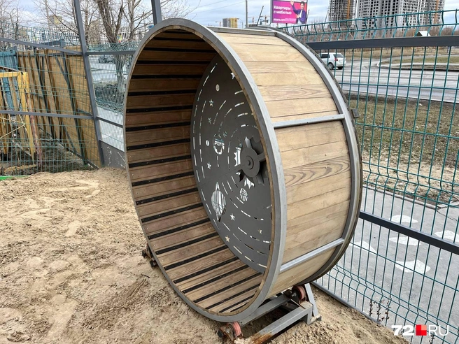 В инструкции к колесу сказано, что в нем нельзя бегать людям. И желательно не подпускать к нему маленьких детей из соображений безопасности | Источник: Анатолий Кузнецов / 72.RU