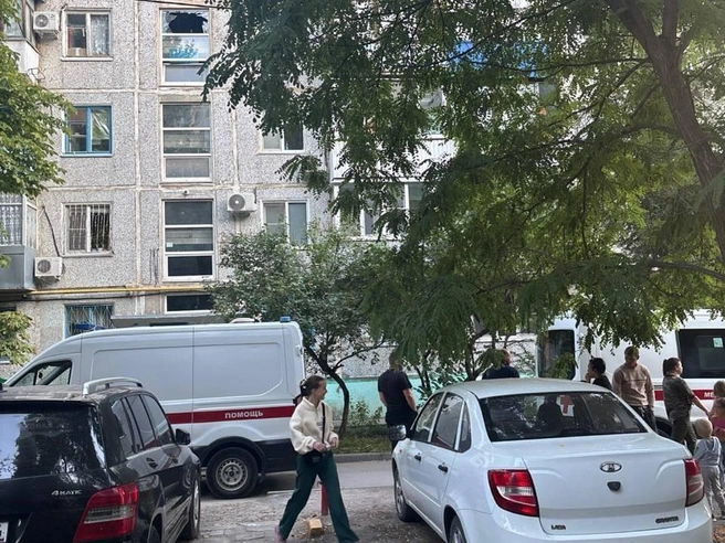 По словам очевидцев мужчину увезли на автомобиле скорой помощи | Источник: читатели V1.RU