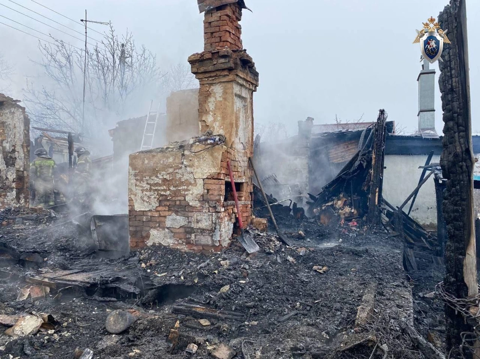 Предварительно, пожар в доме на двух хозяев начался с квартиры многодетной семьи | Источник: Челябинский Следком / t.me