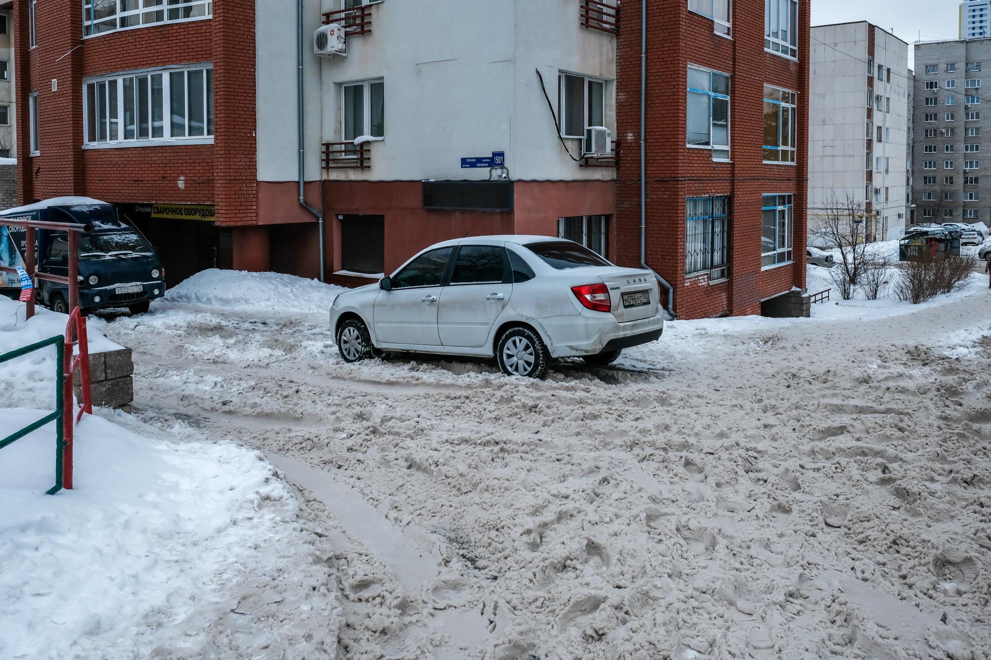 Как за день убрали от снега уфимские дворы — фоторепортаж - 6 февраля 2024  - УФА1.ру