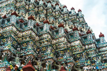 Вблизи храм невероятно цветной и пестрый | Источник: Алина Ринчино / «ИрСити»