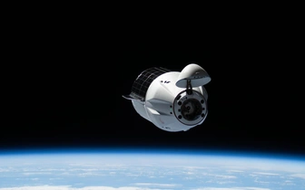 Замена «Прогрессу»: модернизированный грузовой корабль Dragon впервые скорректировал орбиту МКС