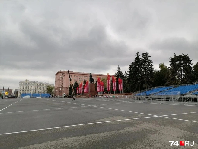 На площади Революции уже начали монтировать трибуны для зрителей парада | Источник: читатель 74.RU