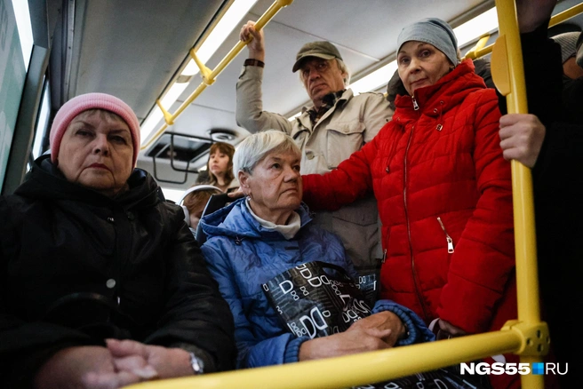 В общественном транспорте все становятся ближе друг к другу | Источник: Евгений Софийчук / NGS55.RU