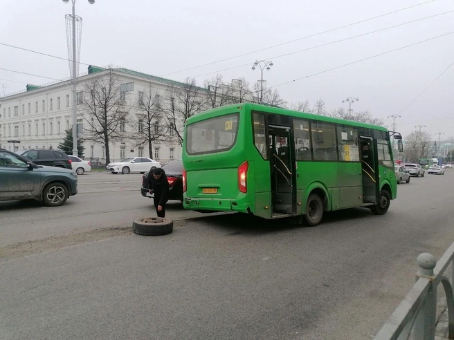 Водитель вышел из кабины, чтобы осмотреть повреждение и устранить проблему | Источник: читатель E1.RU