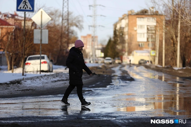 Из-за оттепели на дорогах Удмуртии появились лужи | Источник: Евгений Софийчук / NGS55.RU