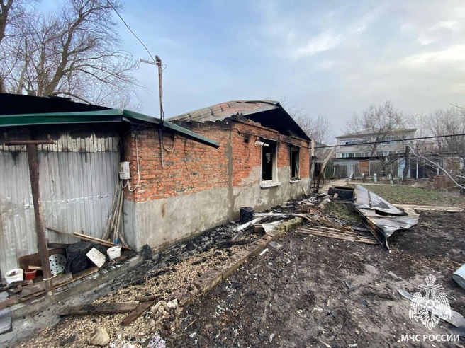 На пожаре в этом доме погибла 71-летняя женщина | Источник: ГУ МЧС по Саратовской области
