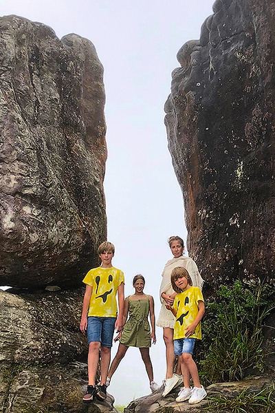 В Камбодже телеведущая с детьми взбиралась на Слоновьи горы...