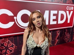 Юля Годунова вновь вышла в свет в откровенном наряде и без Влада Бумаги