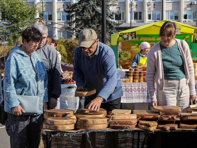 Даже в разгар рабочего дня на ярмарке хватает покупателей | Источник: Наталья Бурухина / NN.RU