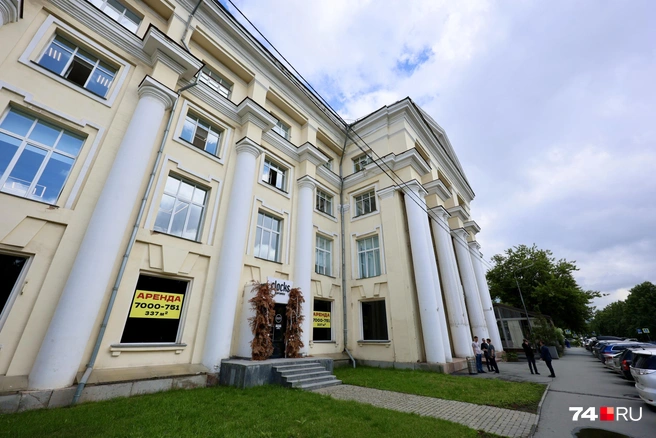 Бар занимал обширное помещение в бывшем административном корпусе часового завода «Молния» | Источник: Наталья Лапцевич