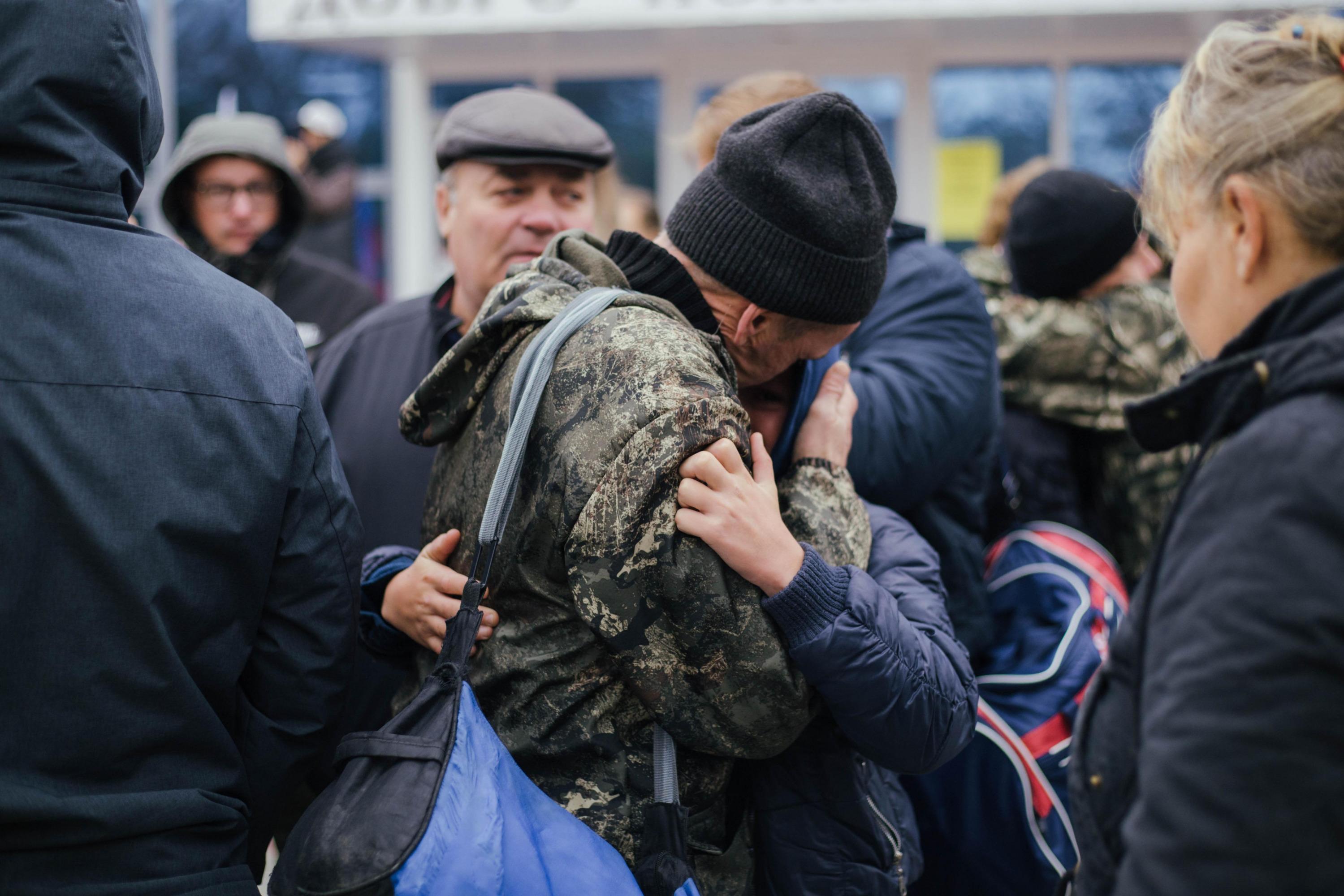 Демобилизация мобилизованных 2022. Украинские беженцы. Прощание с мобилизованными. Мобилизованные прощание с детьми. Мобилизация на Украине.