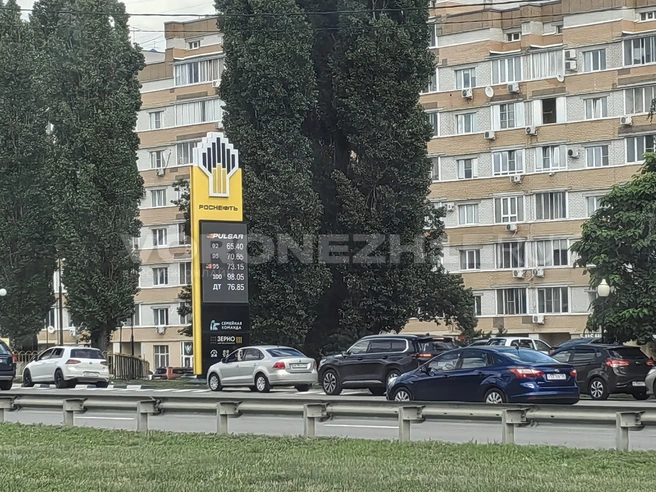 Во время топливного кризиса в Воронежа на АЗС «Роснефти» самые длинные очереди, потому что цены там ниже | Источник: Андрей Пашинский / Voronezh1.ru