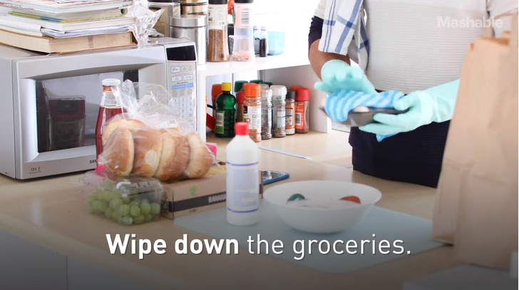 Как правильно обрабатывать продукты из магазина во время эпидемии коронавируса (видео и фото)