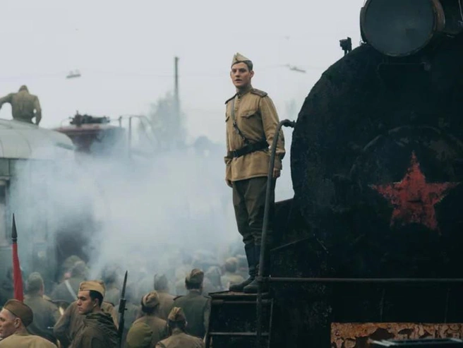 Источник: кадр из фильма «Август» (18+), реж. Никита Высоцкий, Илья Лебедев, «Дирекция кино» Первый канал при поддержке «Фонда кино», 2025 год