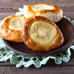 Вкусно, как у бабушки: нежные ватрушки с творогом и корицей