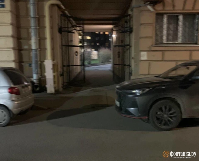 Водитель перегородил выезд из двора, но и без него от количества машин было бы не повернуть | Источник: читатель «Фонтанки»
