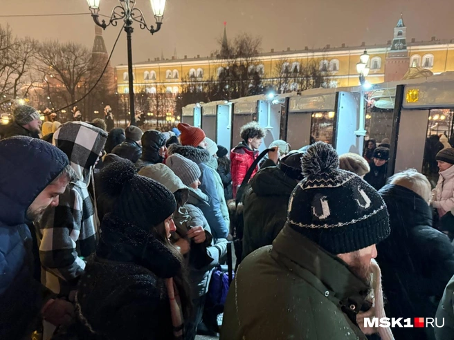 Люди не могут пройти на Красную площадь | Источник: Артем Устюжанин / MSK1.RU