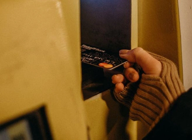 Рязанка похитила деньги с карты знакомого владимирца | ya62.ru