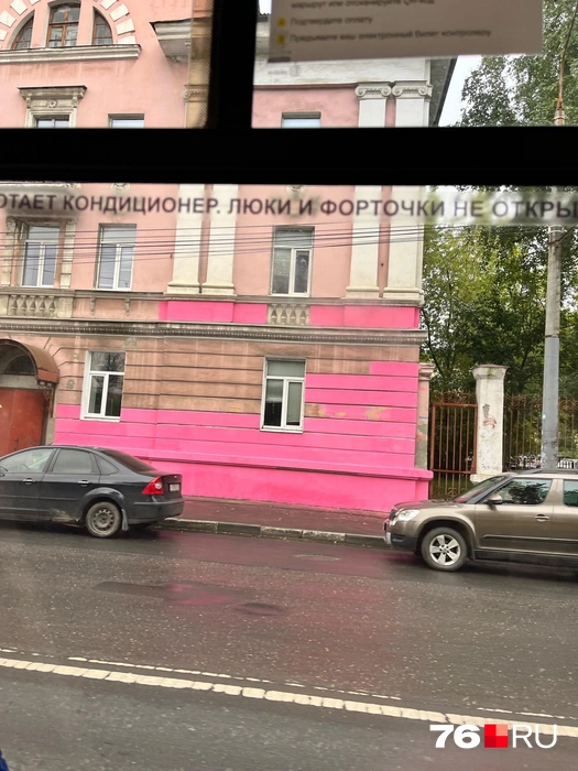 В жизни новый цвет здания выглядит намного ярче, чем на фото | Источник: Кристина Геворкян