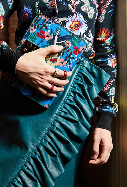 Кардиган Pinko; юбка LittleDrama by N&C; сумка Furla; кольца Monsieur Lunatique