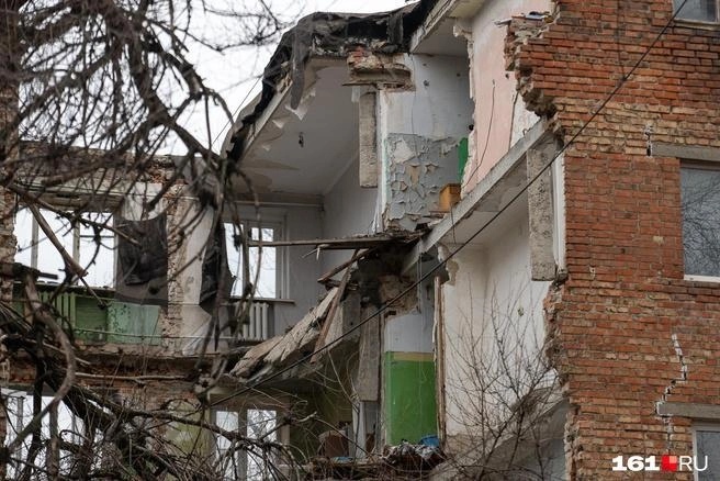 Жильцы бежали из квартир в домашней одежде, оставив все свои личные вещи, которые сейчас уносят мародеры | Источник: Евгений Вдовин / 161.RU