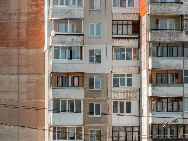 Даже обувь на проводах вписывается в городской пейзаж | Источник: Александр Куренной / 76.RU
