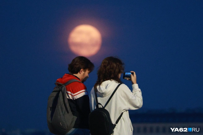 Пик суперлуния придется на завтрашнее утро | Источник: Сергей Михайличенко / FONTANKA.RU