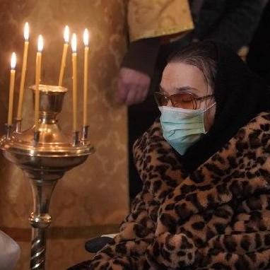 Теперь осталась одна… Дочь Алексея Баталова и Гитаны Леонтенко сидит у гроба мамы в инвалидном кресле