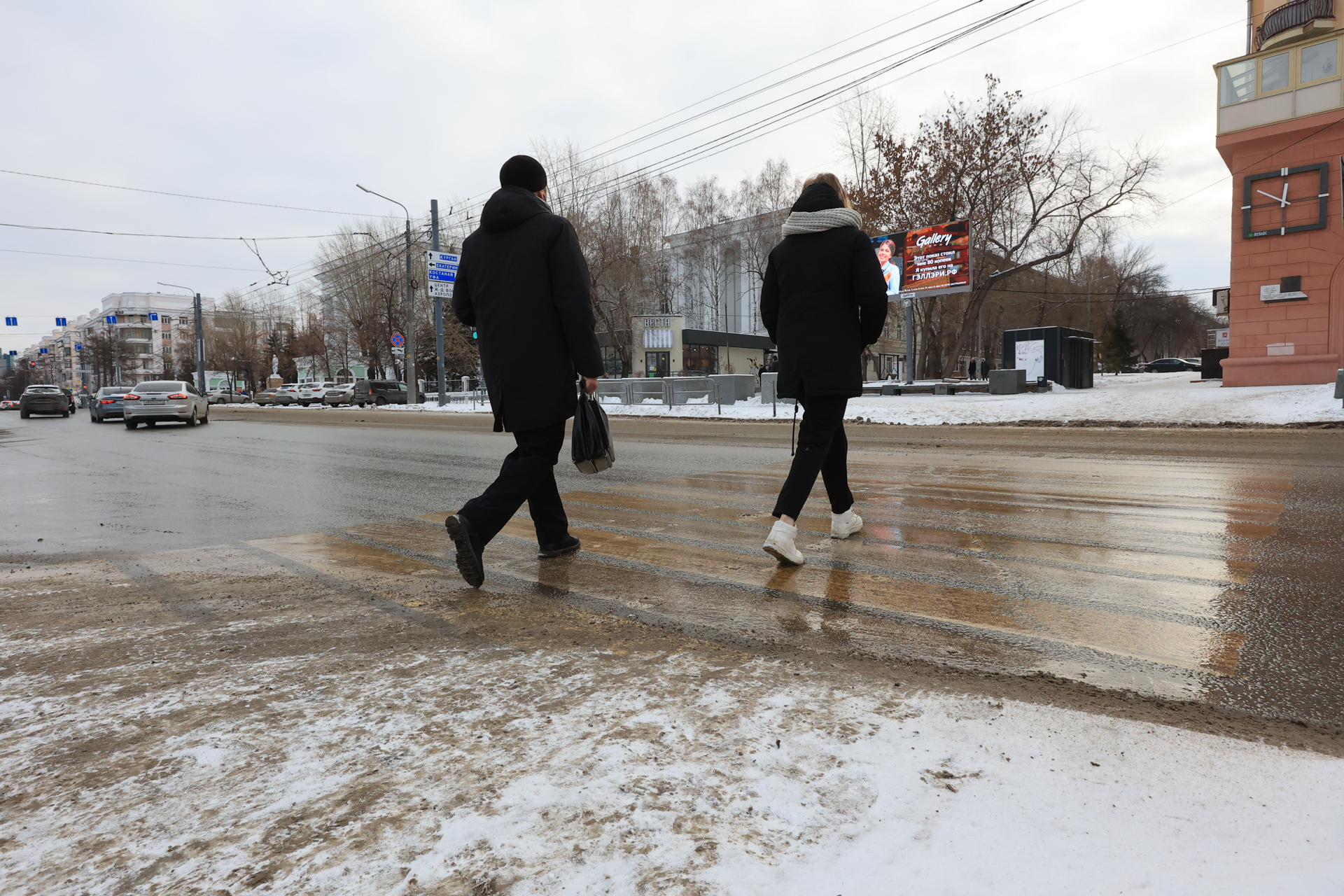 В Челябинске снова начали использовать соль для очистки дорог от снега,  ноябрь 2021 г - 18 ноября 2021 - 74.ру