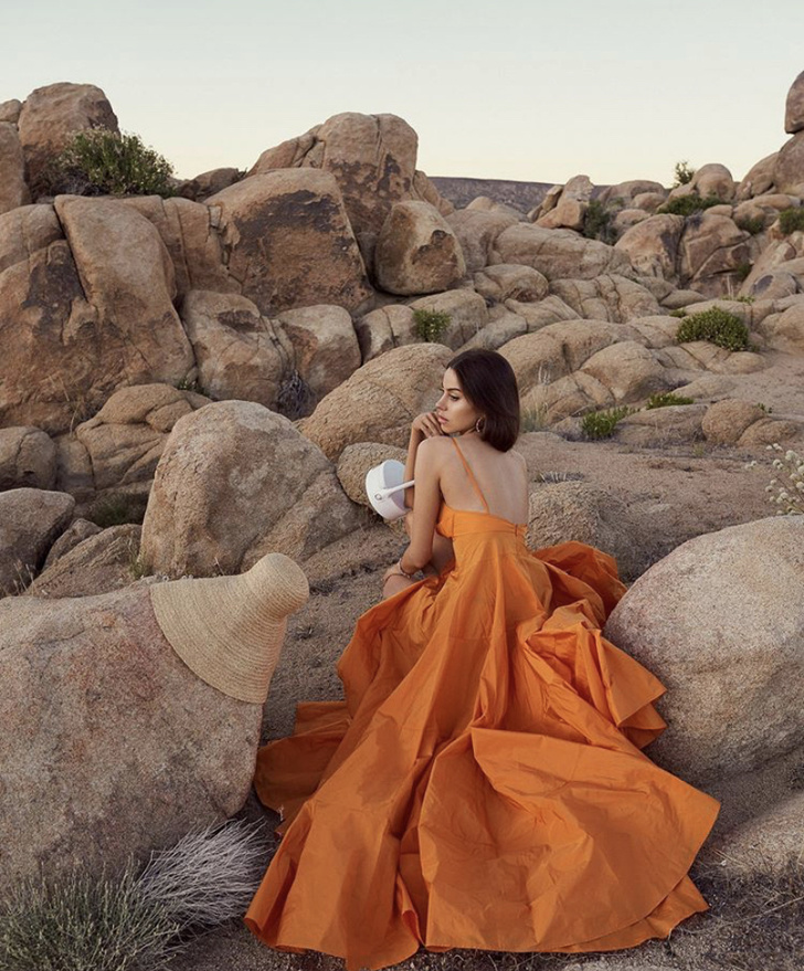 В оттенках земли: платье Jacquemus цвета охры