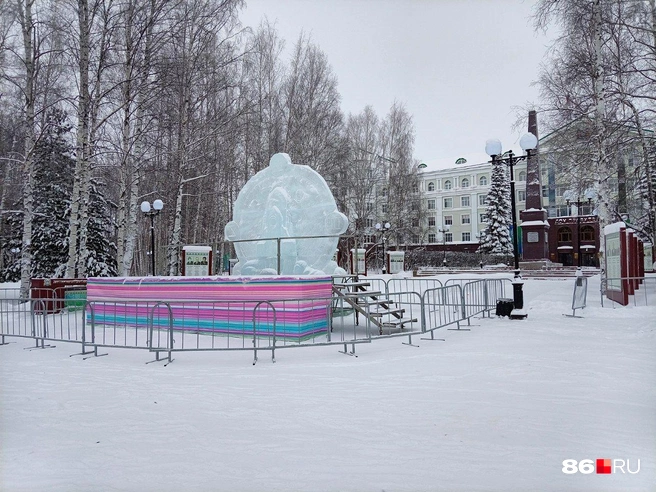 Сцена по-прежнему огорожена | Источник: Мария Гришкина / 86.RU